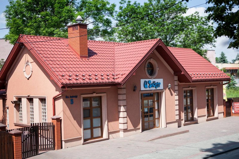 Vis a Vis, po drugiej stronie ulicy jednokierunkowej, stoi kościół.