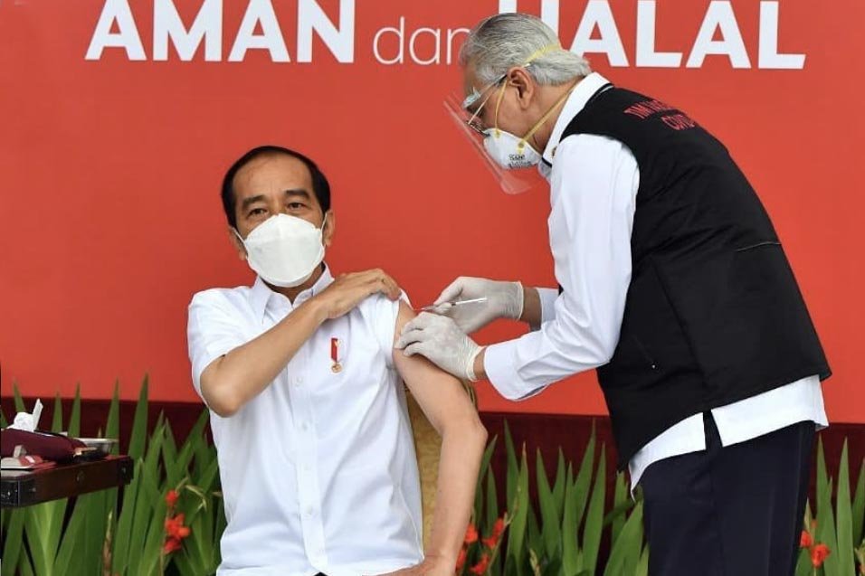 Prezydent Indonezji, Joko Widodo, przy udziale telewizji, jako pierwszy przyjmuje szczepionkę przeciw covid-19. Akcja ma na cele rozpropagowanie szczepienia wśród obywateli
