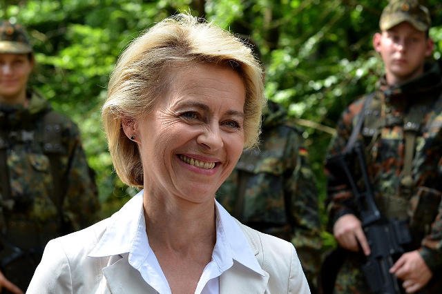 Minister obrony może stracić tytuł naukowy i stanowisko w rządzie Merkel