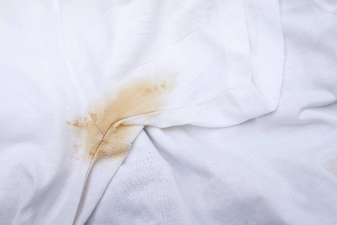 Żółte plamy pod pachami – jak je usunąć? Da się uratować białe ubrania