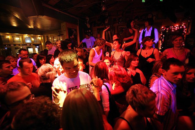 W Sopocie kluby pękały w szwach nie tylko w sezonie i w weekendy. Na zdjęciu zabawa w klubie SPATiF.