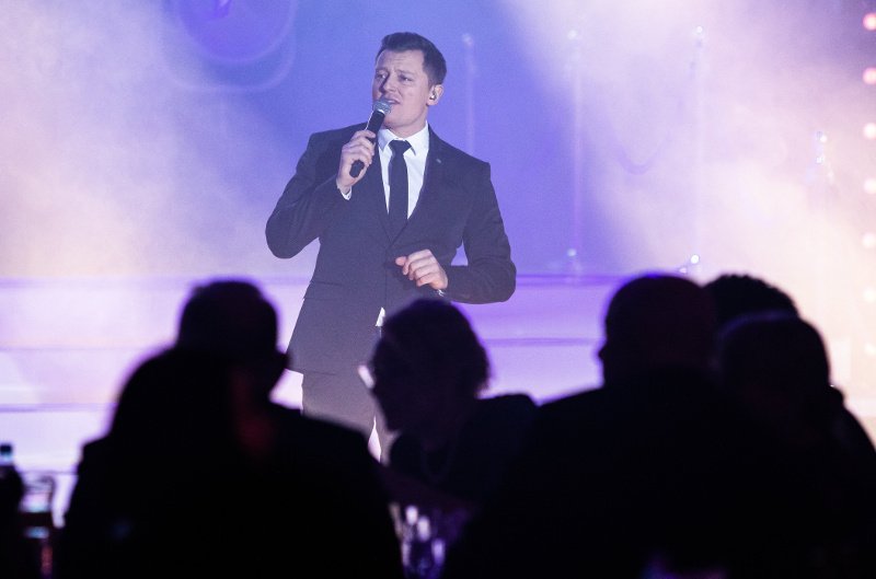 Rafał Brzozowski jurorem w "The Voice of Poland"? Piosenkarz rozwiewa plotki.