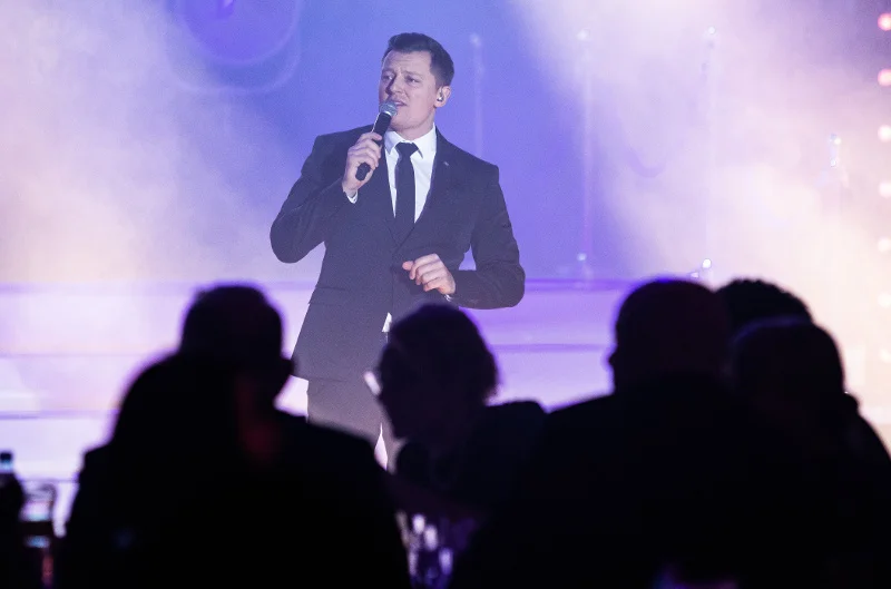 Rafał Brzozowski jurorem w "The Voice of Poland"? Piosenkarz rozwiewa plotki.