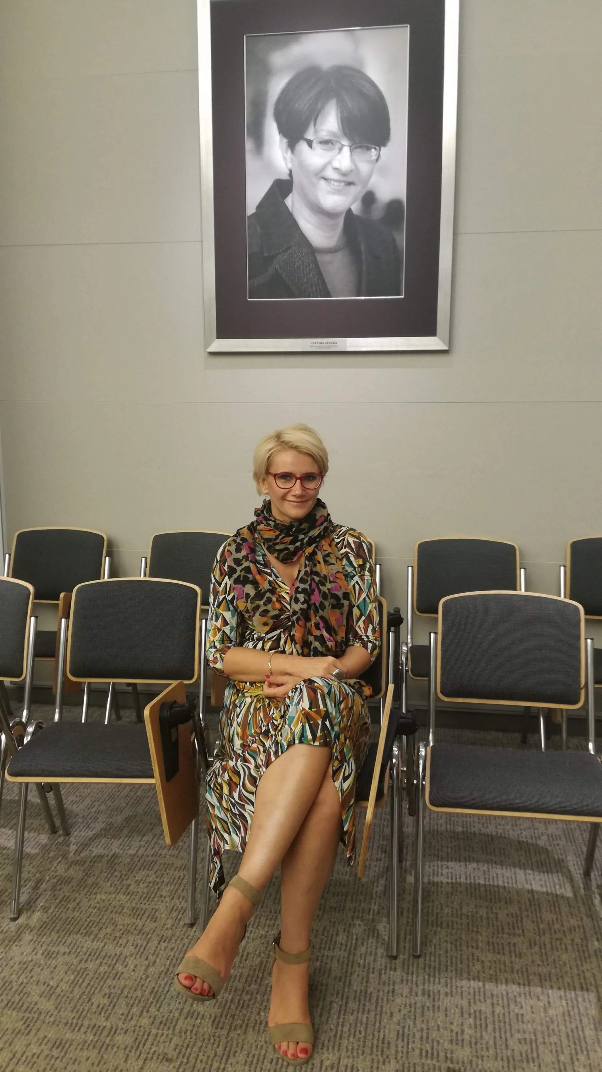 Klara Gęsicka na tle portretu Grażyny Gęsickiej.