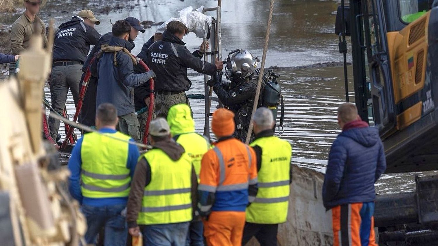 W akcję wyciągania zatopionego amerykańskiego wozu na litewskim poligonie zaangażowano duże siły, brali też w niej udział Polacy W akcję wyciągania zatopionego amerykańskiego wozu na litewskim poligonie zaangażowano duże siły, brali też w niej udział Polacy