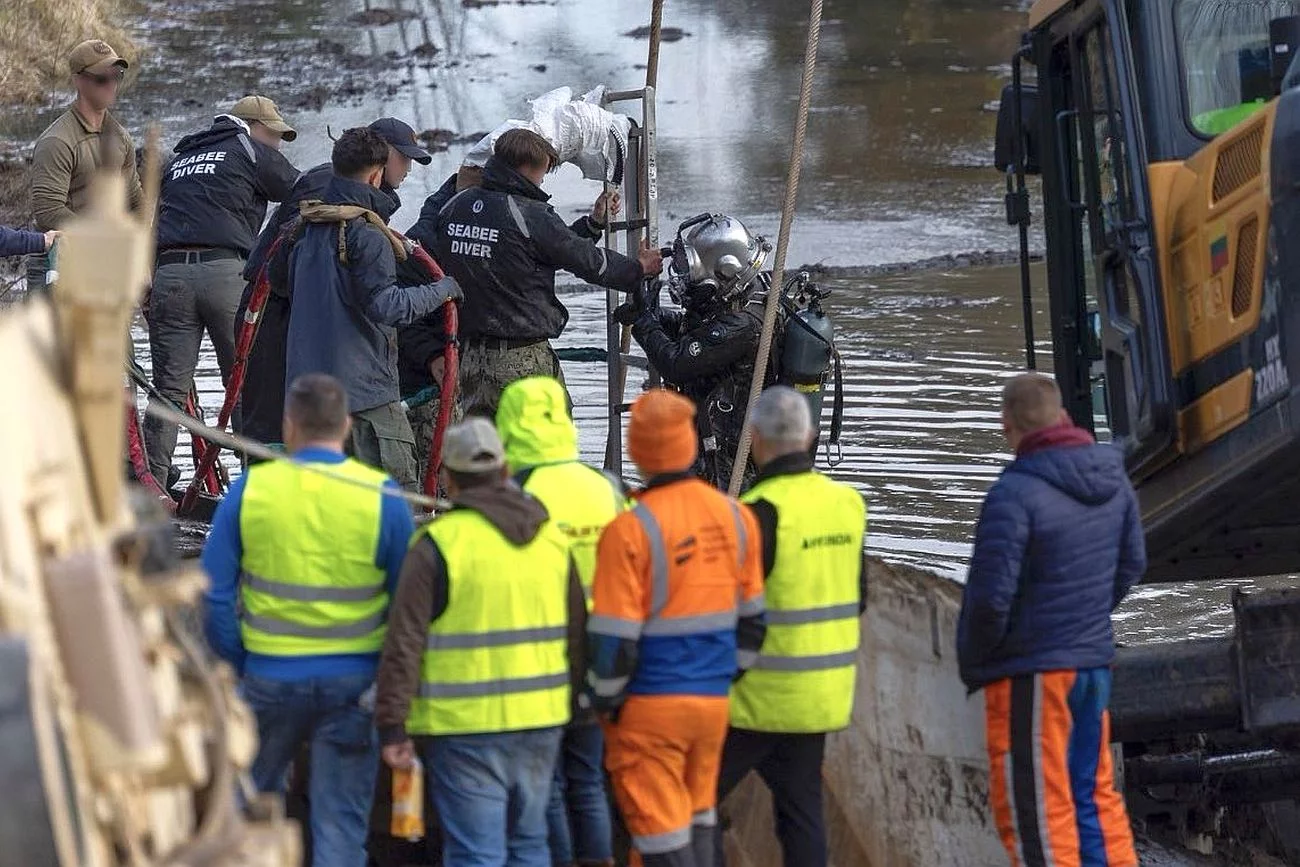 W akcję wyciągania zatopionego amerykańskiego wozu na litewskim poligonie zaangażowano duże siły, brali też w niej udział Polacy W akcję wyciągania zatopionego amerykańskiego wozu na litewskim poligonie zaangażowano duże siły, brali też w niej udział Polacy