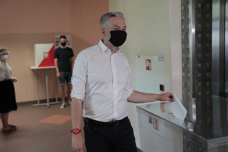 Robert Biedroń, kandydat Lewicy na prezydenta RP, zagłosował w lokalu wyborczym przy ulicy Kopińskiej 24.