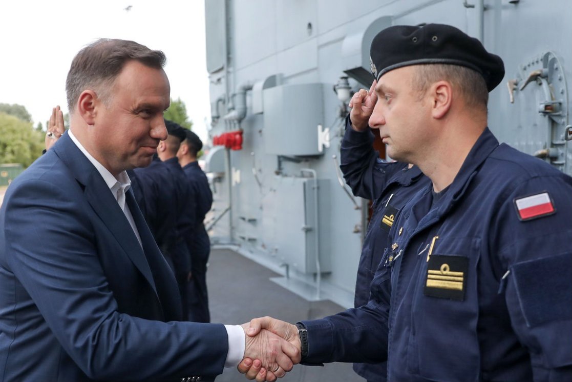 Andrzej Duda oglądał mecz Polska-Kolumbia z marynarzami.