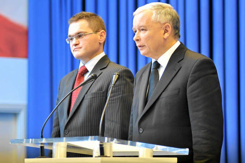 Rafał Rogalski kpi z Antoniego Macierewicza. Na zdjęciu jeszcze jako pełnomocnik Jarosława Kaczyńskiego do śledztwa w sprawie katastrofy smoleńskiej (01.06.2010 r.).