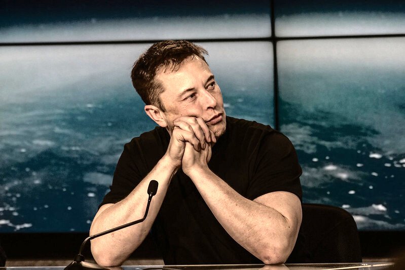 Kim jest aktualnie najbogatszy człowiek świata? Nie, nie jest to Elon Musk. Biznesmen właśnie stracił pozycję lidera. Dlaczego?