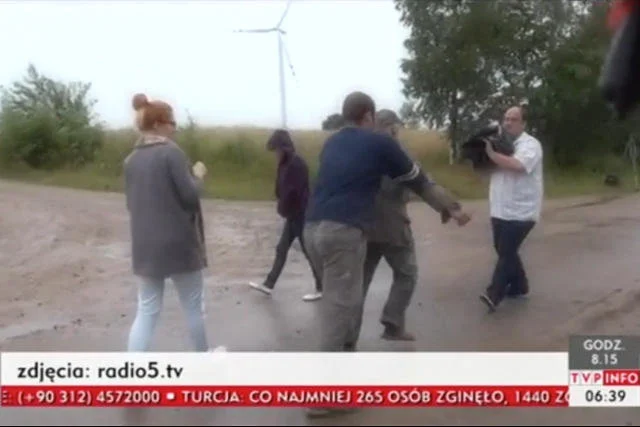 Nowe prawo ma zwiększyć ochronę dziennikarzy. Na zdjęciu agresywny rolnik, który niedawno zaatakował pracowników TVP.