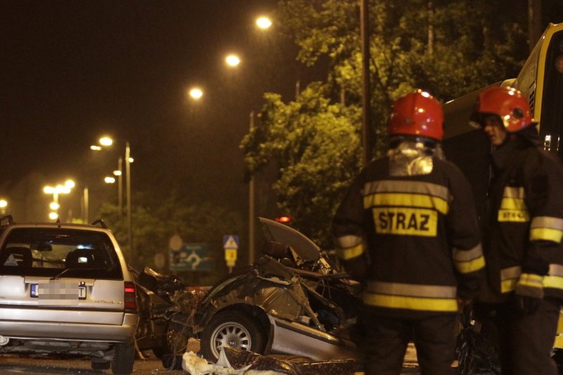 W sobotę nad ranem w Ołtarzewie doszło do tragicznego wypadku. Rozpędzone BMW wjechało w drzewo. Na miejscu zginęły dwie osoby. Zdjęcie ilustracyjne.