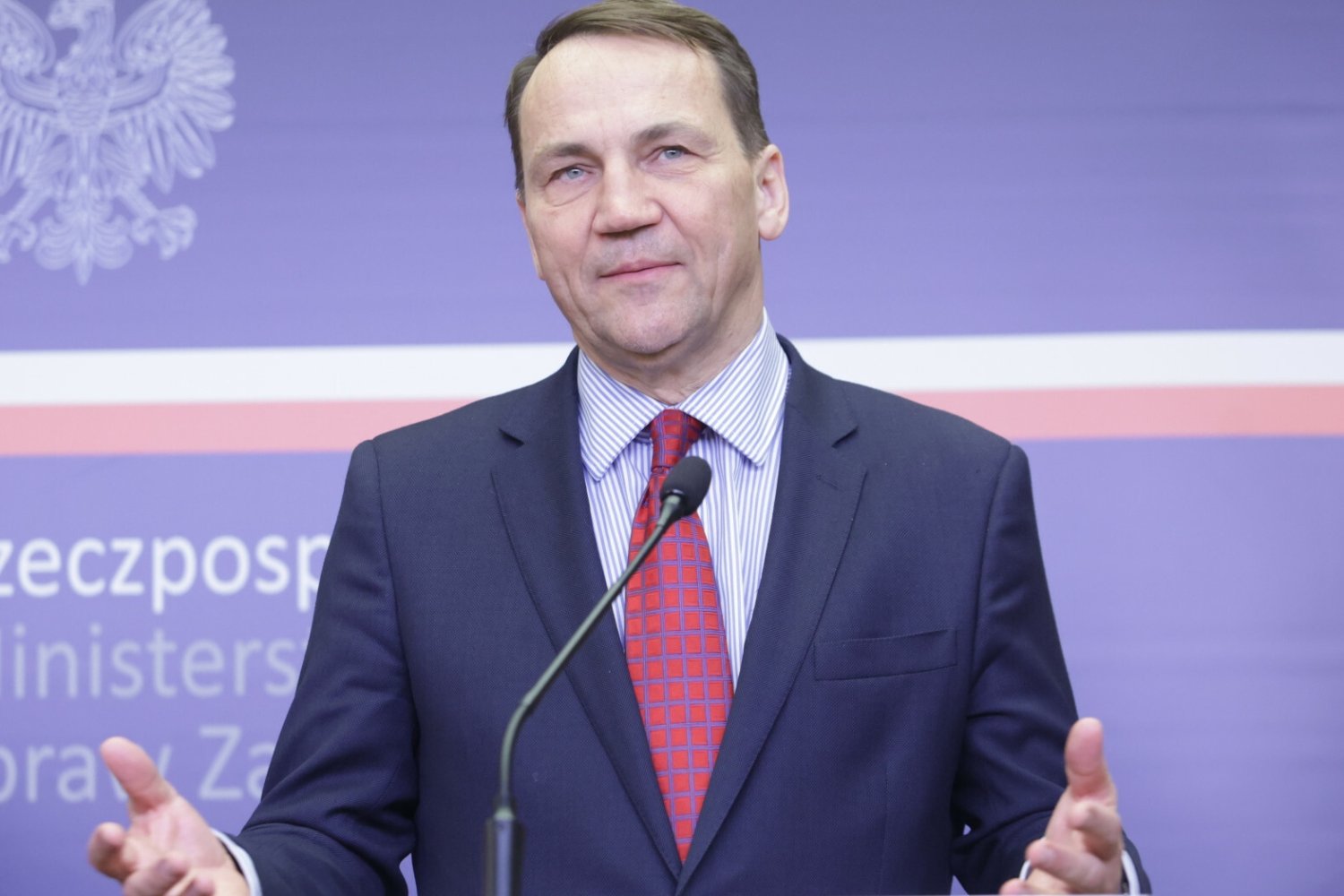 Sikorski nie jedzie na razie do USA. Ujawniono powód takiej decyzji.