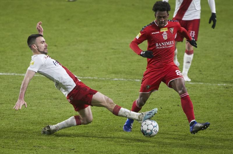 "Łączy nas piłka TV". Clarence Seedorf śledzi mecze Zagłębia Sosnowiec. Gra tam Quentin Seedorf.