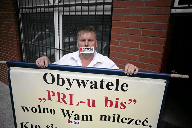 Waldemar Bonkowski znany jest z wywieszania banerów, których ma około stu.