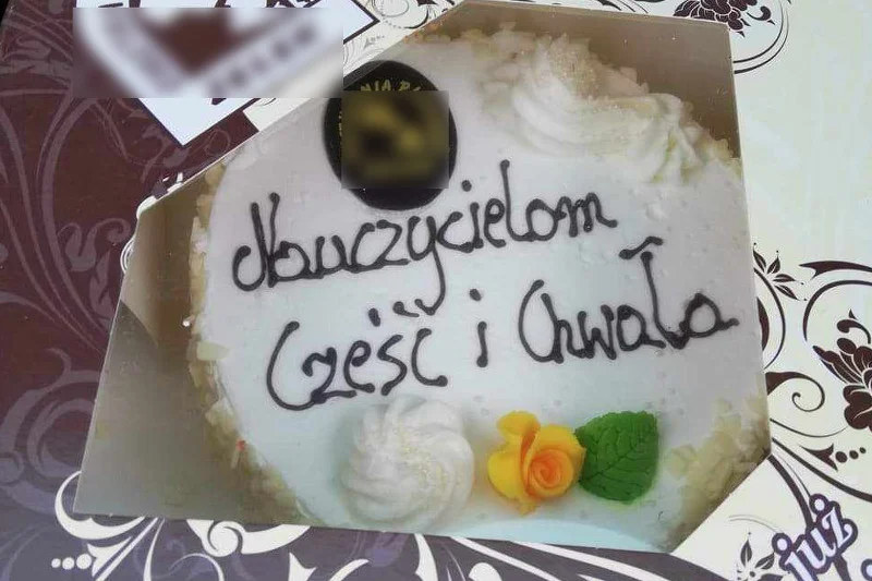 Jeden z tortów podarowanych nauczycielom przez lokalnego cukiernika.