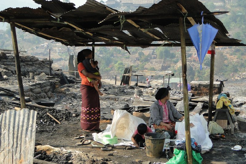 Gdy dom płonie, wszyscy uciekają. Tymczasem nasz rząd chce trzymać pogorzelców w środku do czasu ugaszenia pożaru. Zdjęcie jest tylko ilustracją.