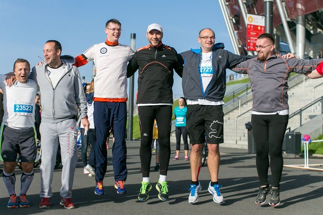 Michał Rzeźnik z drużyną i trenerem przed "Biegiem na piątkę"