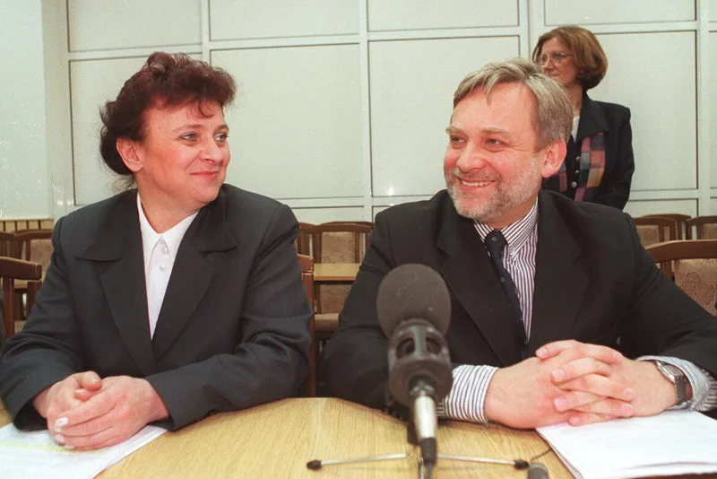 Longina Kaczmarska, szefowa Komitetu Obrony Reformy Ochrony Zdrowia, oraz Wojciech Maksymowicz, ówczesny minister zdrowia – na konferencji prasowej w lutym 1999 r. prezentującej ustalenia po wielodniowych negocjacjach rządu ze związkowcami.
