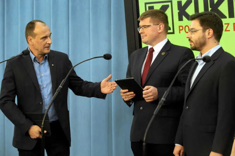Kukiz '15 się sypie? Wiele na to wskazuje. Na zdjęciu Paweł Kukiz, Tomasz Rzymkowski z Ruchu Narodowego i wicemarszałek Sejmu Stanisław Tyszka.