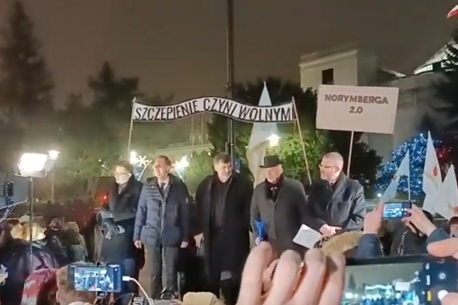 Posłowie Konfederacji we wtorek wystąpili na tle baneru napisem "Szczepienie czyni wolnym".