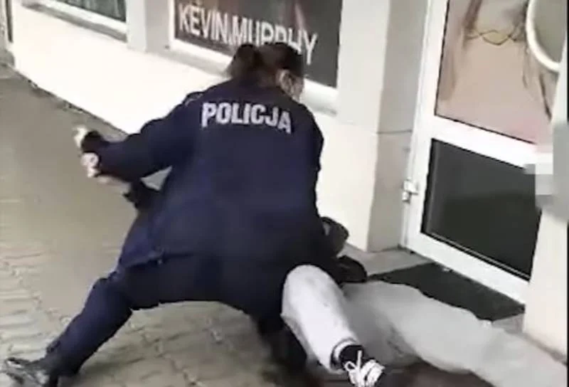 Policjantce ostatecznie udało się zatrzymać mężczyznę. Giżycko: pościg policjantki za mężczyzną bez maseczki.