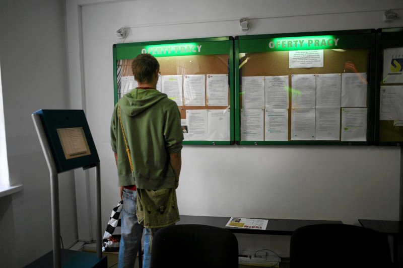 W konsekwencji wprowadzenia obostrzeń związanych z epidemią koronawirusa wiele osób straciło pracę z dnia na dzień.