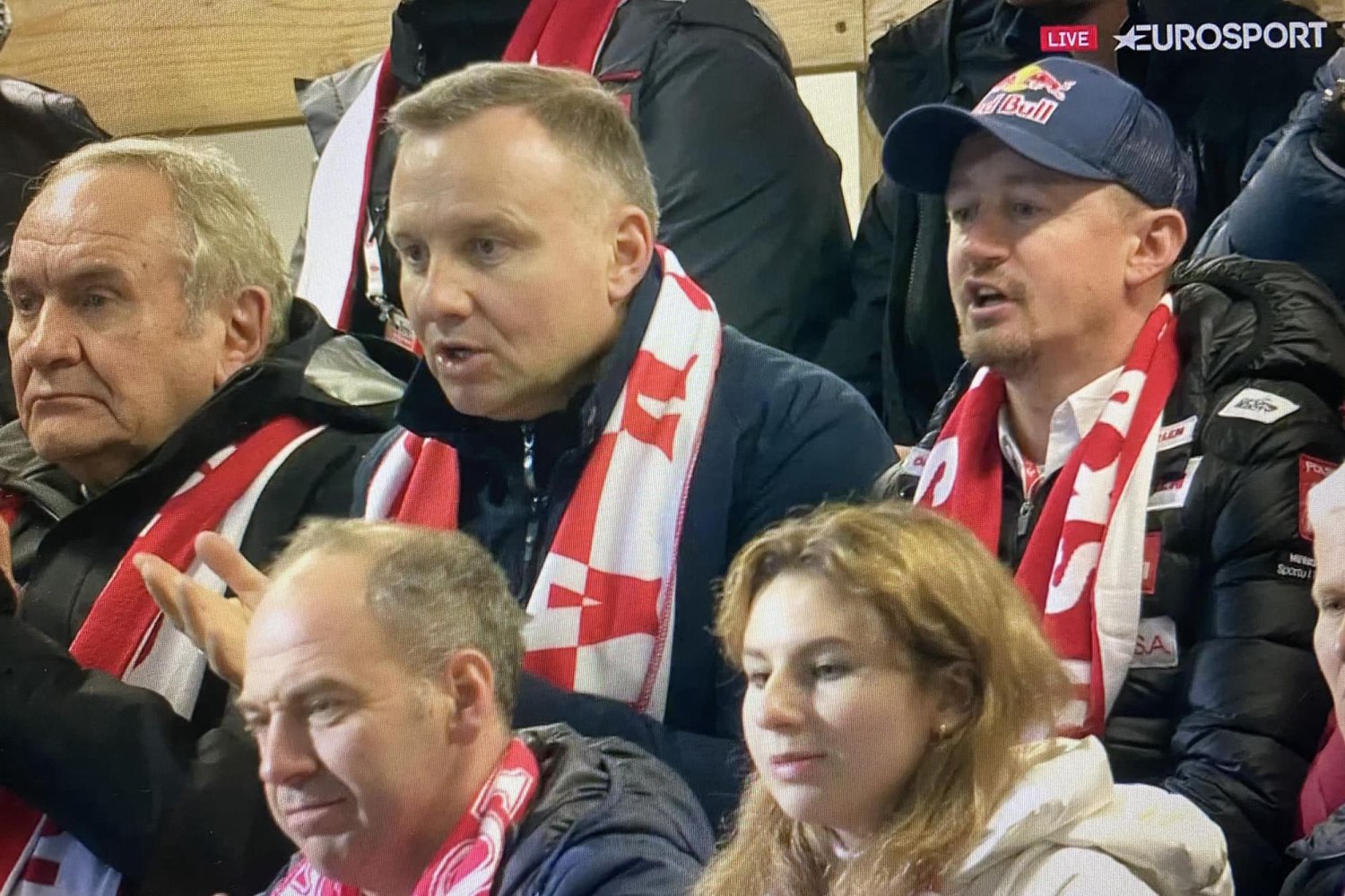 Andrzej Duda na trybunach Pucharu Świata w skokach narciarskich w Wiśle wyglądał na przejętego