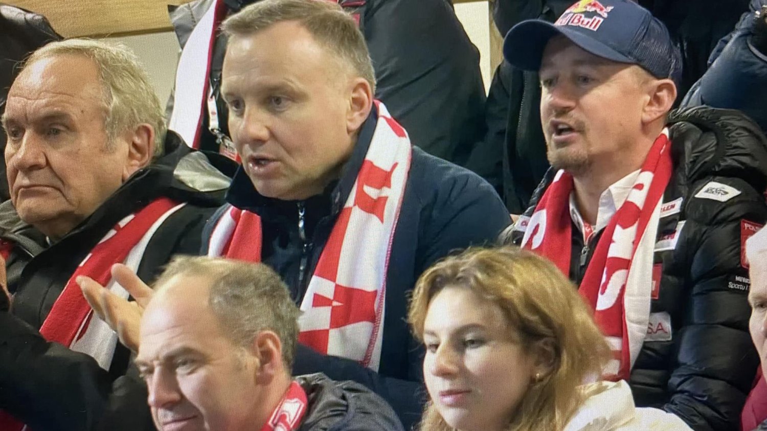 Andrzej Duda na trybunach Pucharu Świata w skokach narciarskich w Wiśle wyglądał na przejętego
