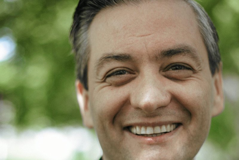 Robert Biedroń wolałby, żeby wydatki na armię były mniejsze, a pieniądze z budżetu częściej szły na pomoc socjalną.