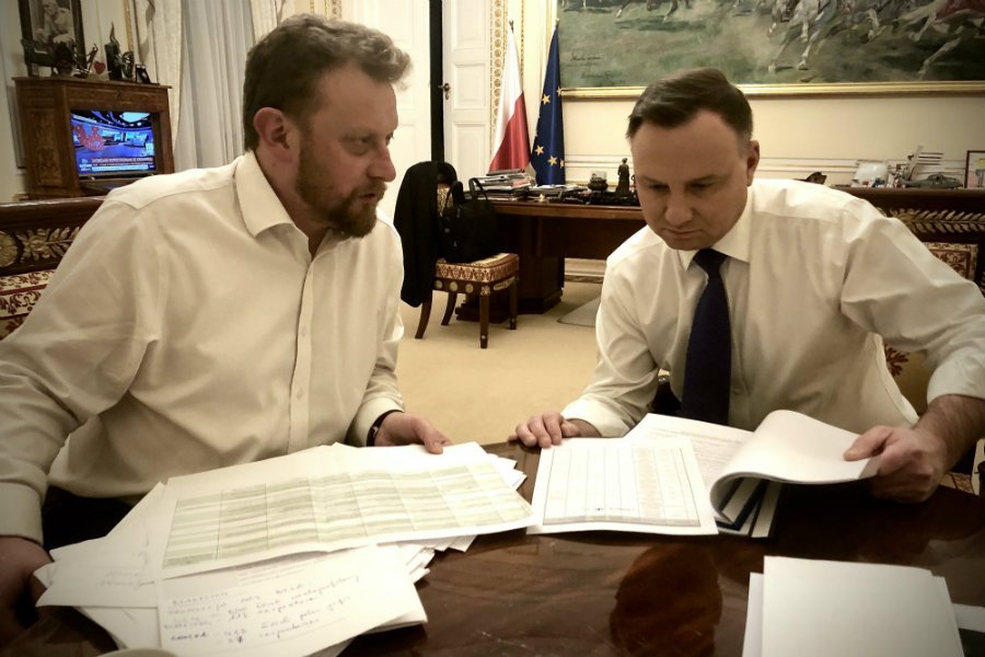 Andrzej Duda i Łukasz Szumowski pokazowo czytali dokumenty mające dot. koronawirusa. Minister Szumowski i prezydent Duda czytają o koronawirusie
