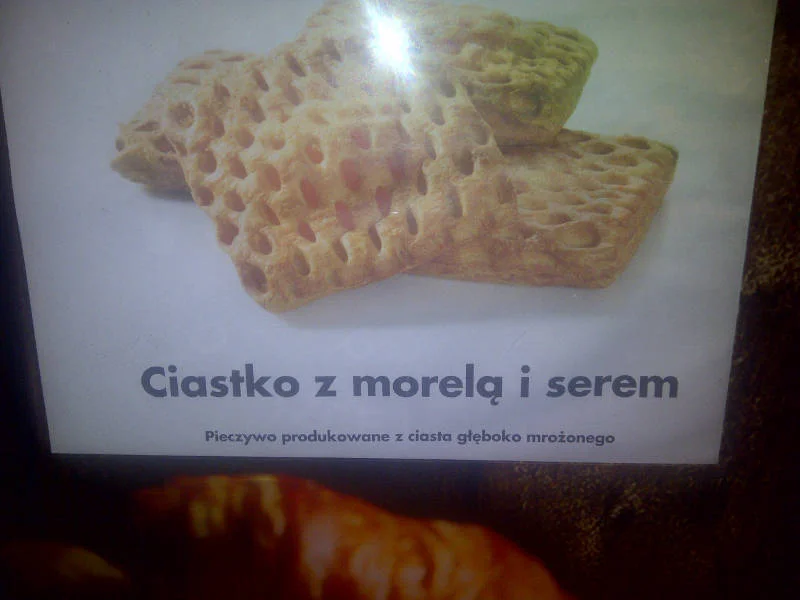 Tak wygląda oznakowanie mrożonego pieczywa w Biedronce. Widoczne, ale w oczy się nie rzuca