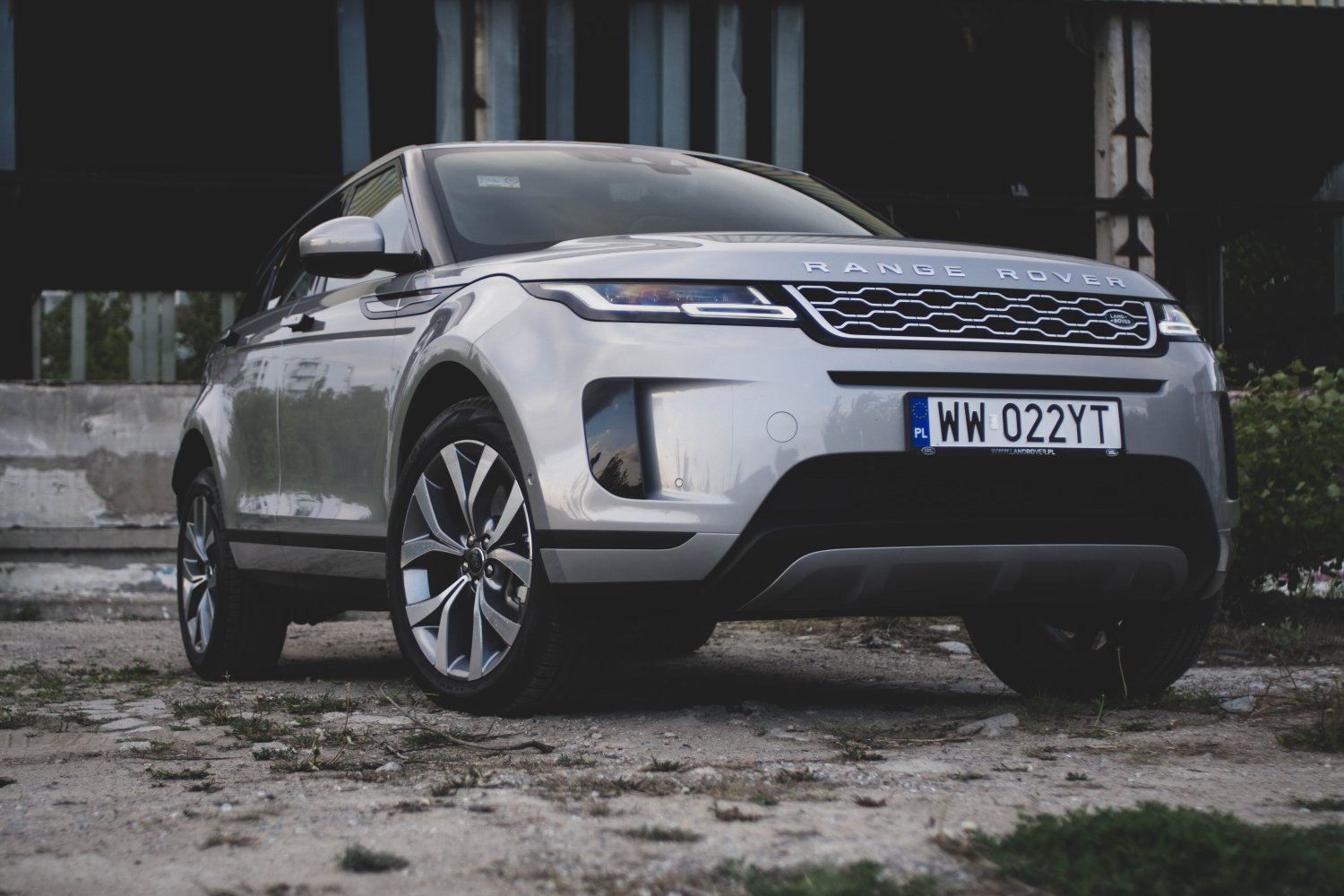 Nowy Range Rover Evoque nie rozrósł się względem poprzednika, ale i tak robi wrażenie.