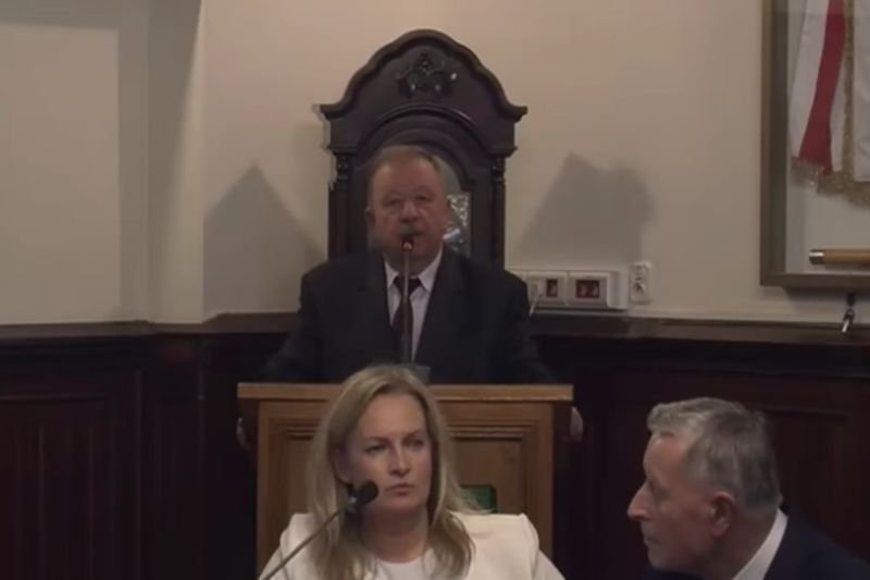 Dariusz Janta w 2017 roku został odwołany z funkcji przewodniczącego rady powiatu kościerskiego za... hejt.