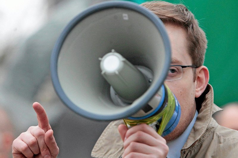 Poseł Robert Winnicki, szef Ruchu Narodowego twierdzi, że nie ma nic wspólnego z neonazistami