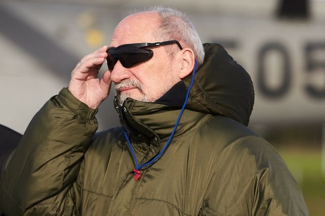 Antoni Macierewicz anulował przetarg na system BMS w armii.