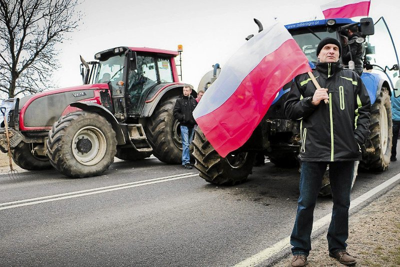 Rolnicy strajkują, a w sieci radzą sobie nawzajem, jak to zrobić, by protesty nie wyglądały zbyt "bogato"