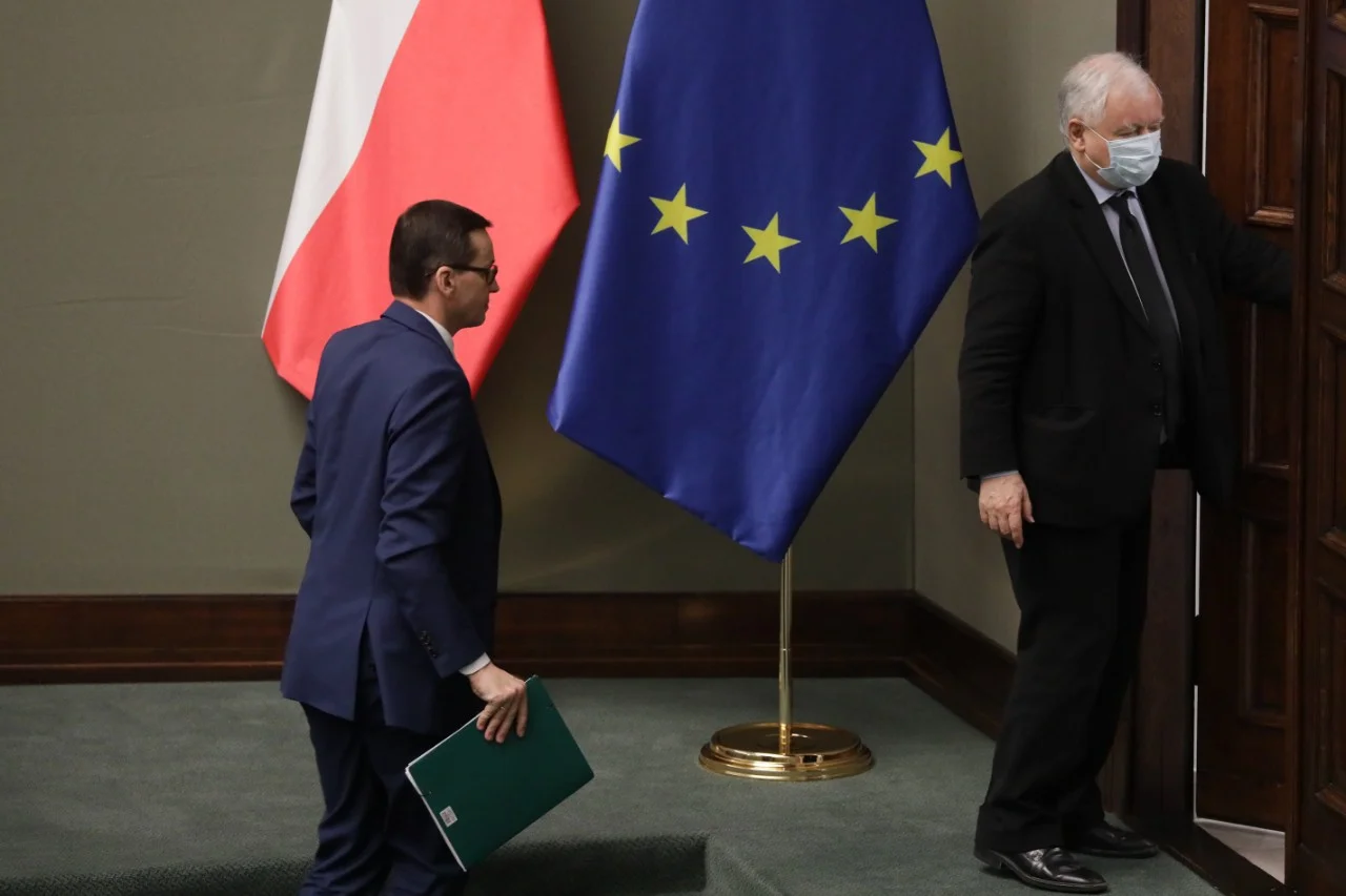 PiS traci samodzielną większość w sondażu dla DoRzeczy.pl. Nie tylko Andrzej Duda traci poparcie. Także PiS zaliczyło spadek w sondażu, rośnie zaś w siłę Koalicja Obywatelska.