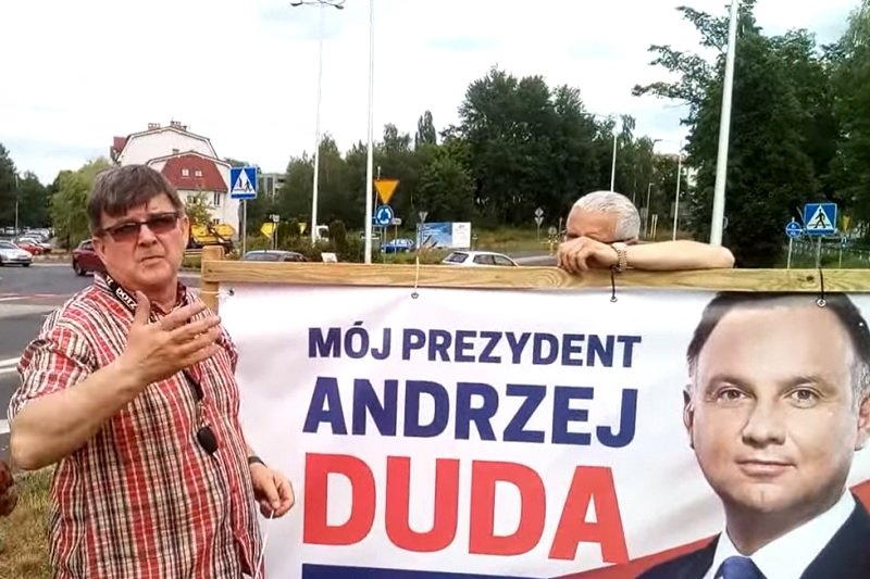 Poseł PiS Jerzy Materna wieszał banery wyborcze, ale nie miał przy sobie zgody. Interweniowała policja.