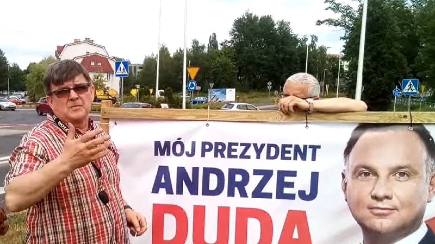 Poseł PiS Jerzy Materna wieszał banery wyborcze, ale nie miał przy sobie zgody. Interweniowała policja.
