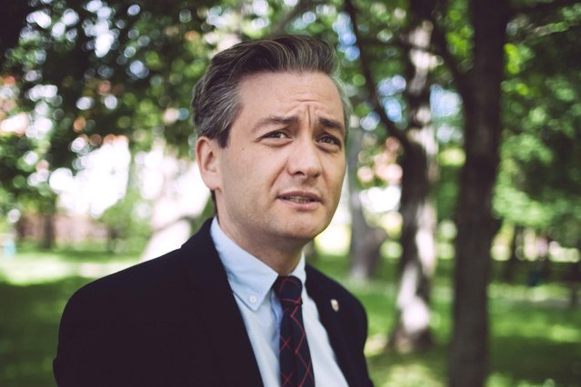 Robert Biedroń skarży się na celowe utrudnianie pracy urzędnikom.