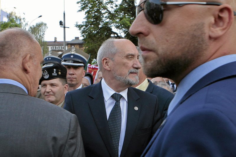 "GW" ujawnia niejasny biznes Macierewicza i jego kontakty ze współpracownikiem SB. Minister obrony wydał oświadczenie