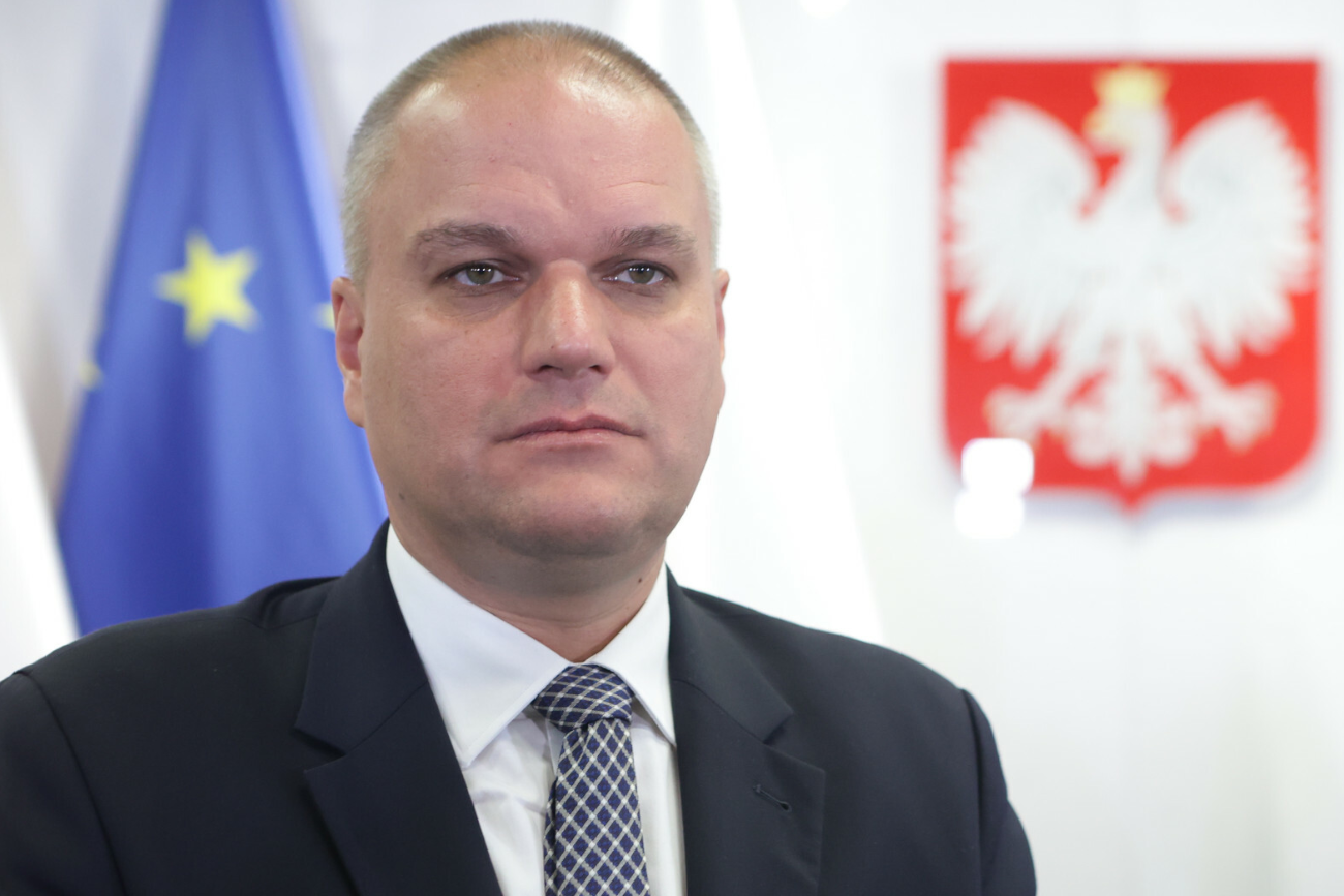 Czy polskimi wizami handlowano na straganach? Były ambasador RP w Indiach odpowiada.