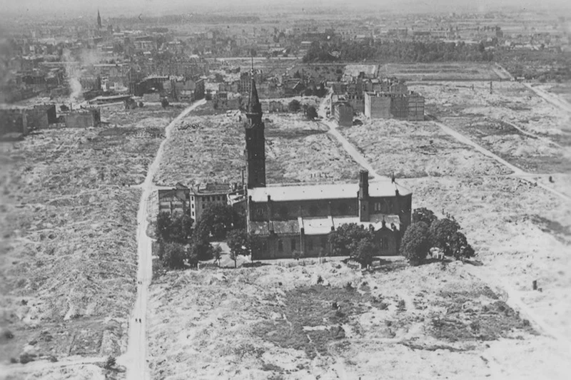 Kościół św. Augustyna na tle ruin warszawskiego getta.