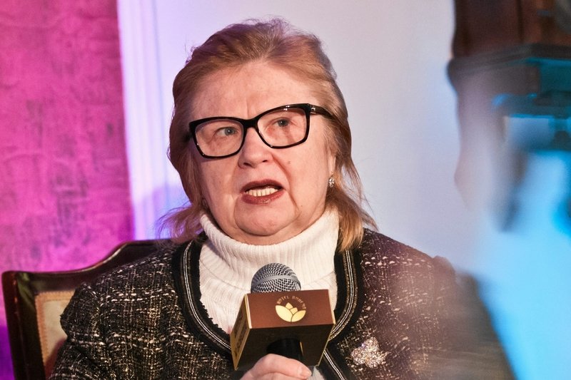 Stanisława Celińska ma problem z poruszaniem się.