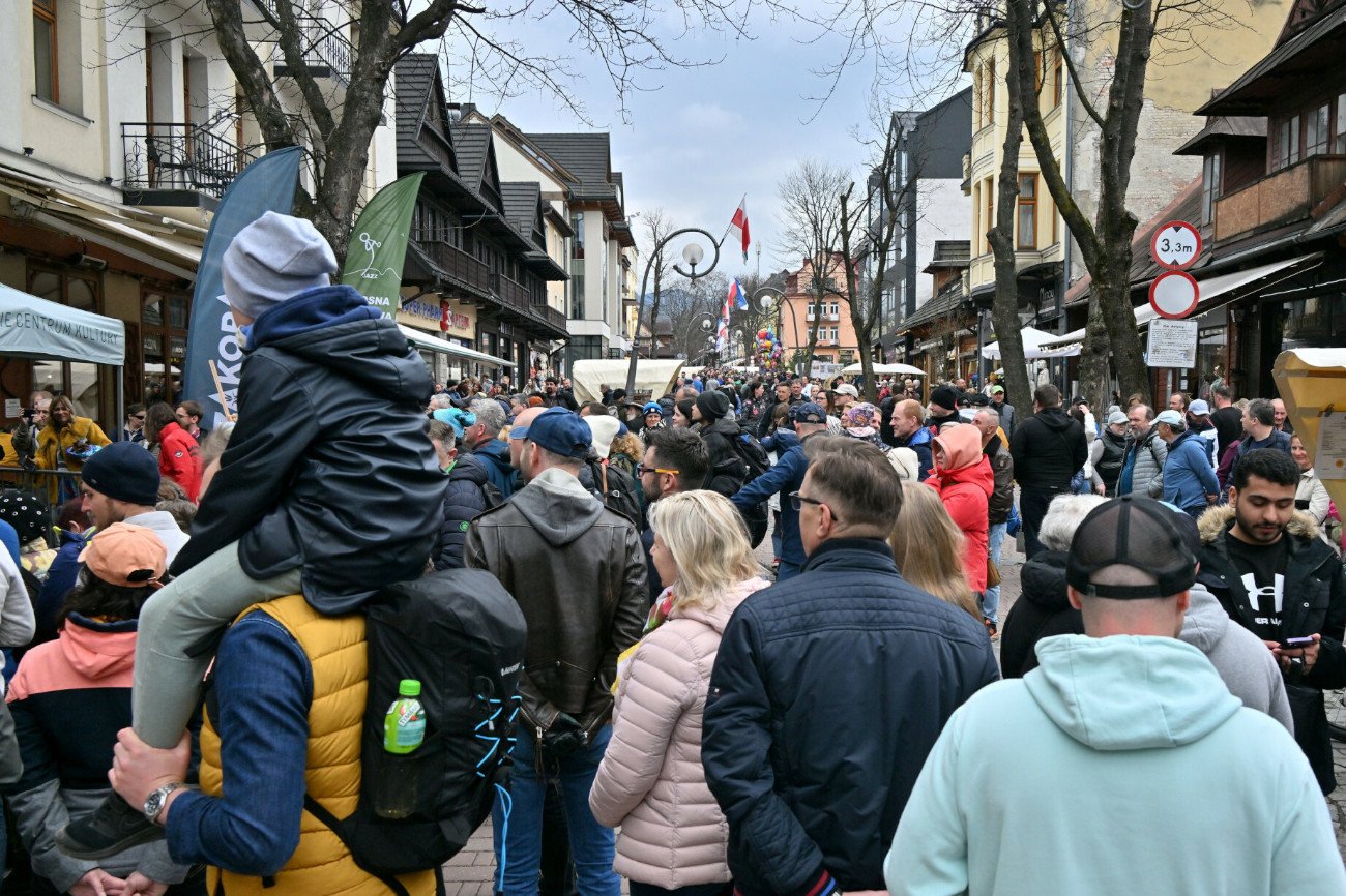 Majówka 2023. Tłumy turystów na Krupówkach w Zakopanem