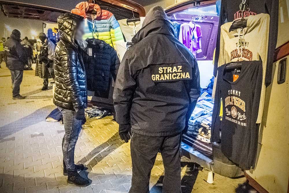 Nielegalny bazar w Wólce Kosowskiej.