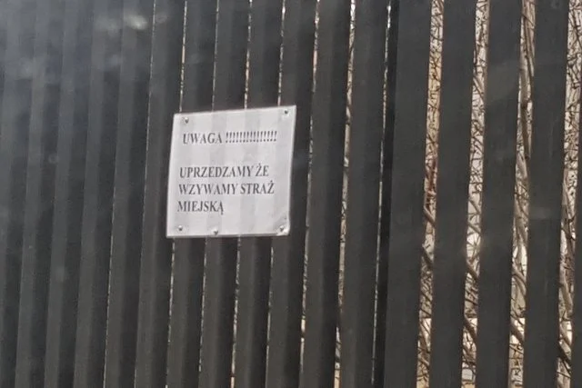 Wszędzie zakaz parkowania i takie ostrzeżenia dla kombinatorów