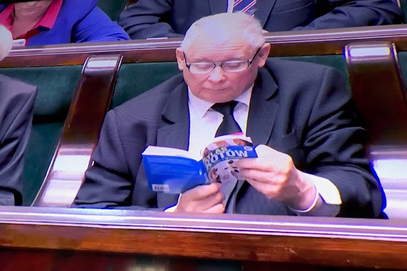 Jarosław Kaczyński przyniósł do Sejmu atlas kotów
