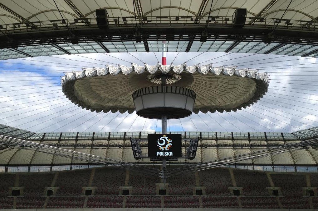 Dach na Stadionie Narodowym w czasie otwierania.